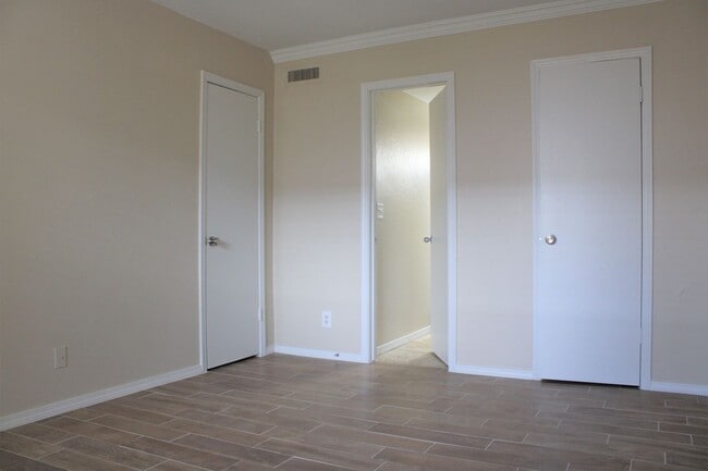 Building Photo - *** SPECIAL $300 OFF 1ST MONTH’S RENT***Available Now! Best Value in North OKC – Comfortable Cond...