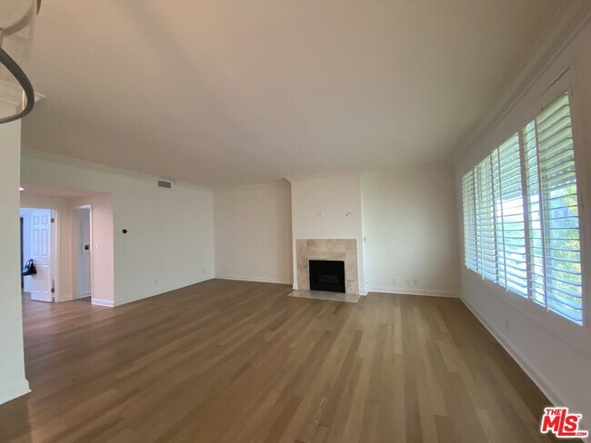 Building Photo - 125 S Elm Dr