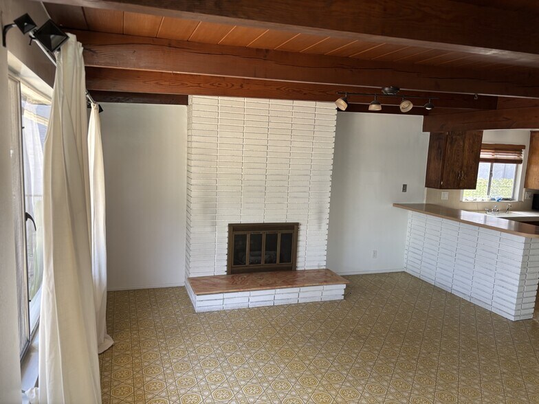 Building Photo - 366 E Hillsdale St