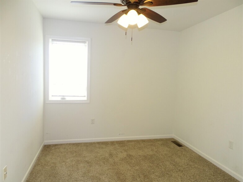 Building Photo - 229 Lakeside Xing