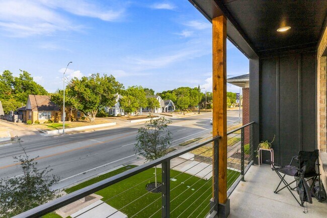 Building Photo - 2554 S University Dr