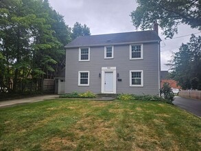 Building Photo - Kent 4 bedroom 1.5 bath house for rent