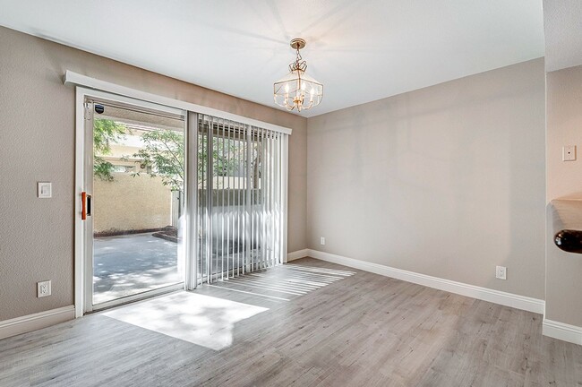 Building Photo - Gorgeous 2 Bedroom home in Desert Shores Racquet Club!