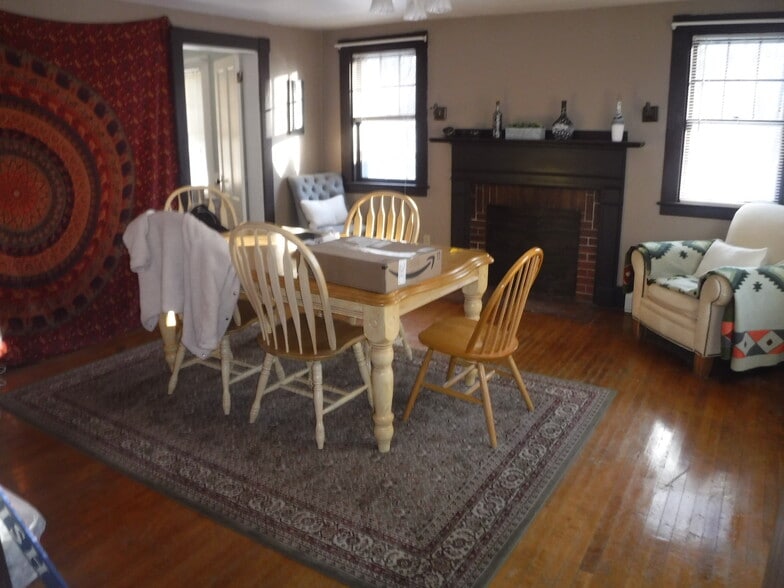 Building Photo - 32 College Ave