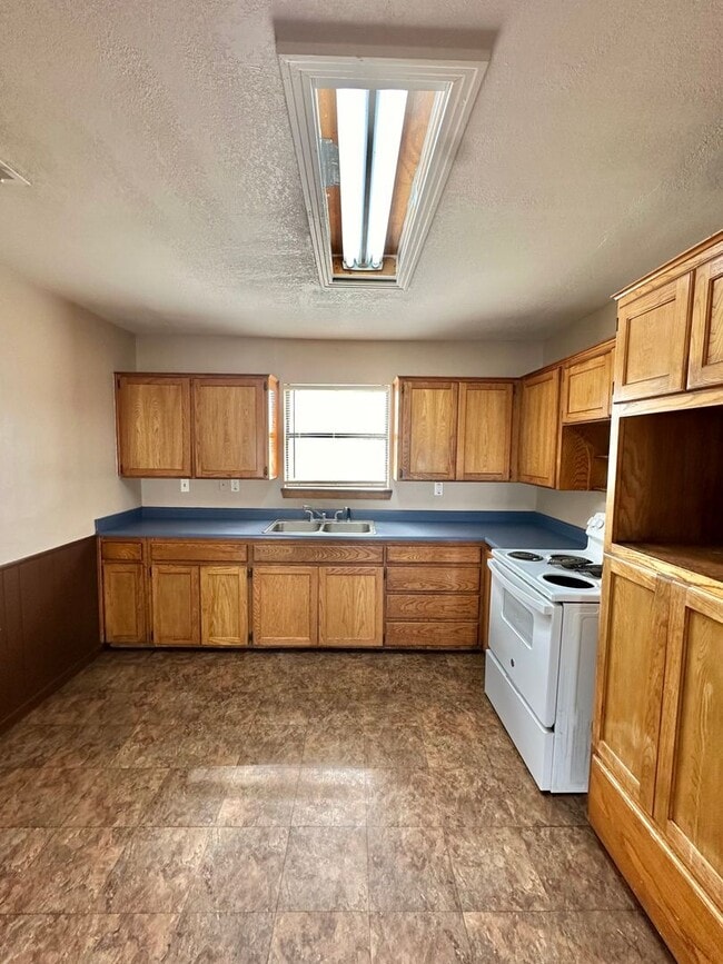 Building Photo - COMING MAY 2026 - Spacious & Centrally Located 3-Bedroom 2-Bathroom Home!