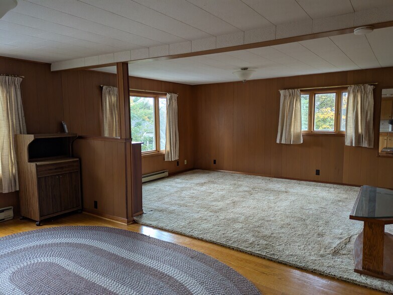 kkitchen/dining area facing living area - 460 N Main St