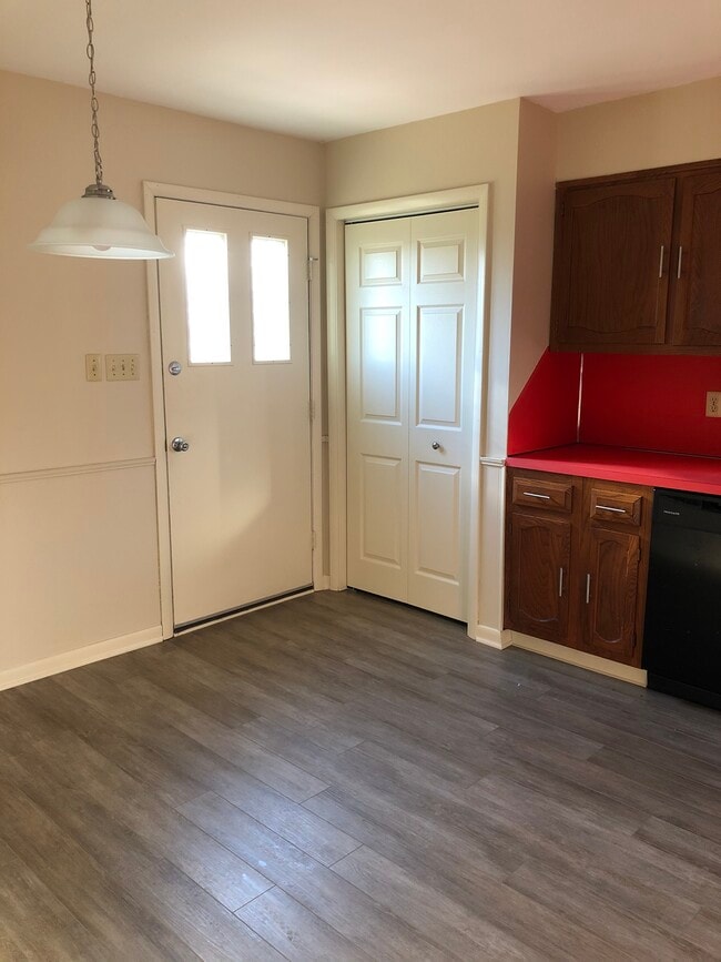 Building Photo - 710 S Mountain Rd