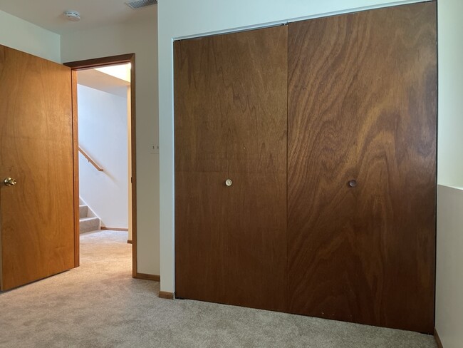 Building Photo - 350 College St