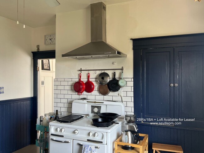 Building Photo - CHARMING 2 BEDROOM /1 BATHROOM HOME W/LOTS...