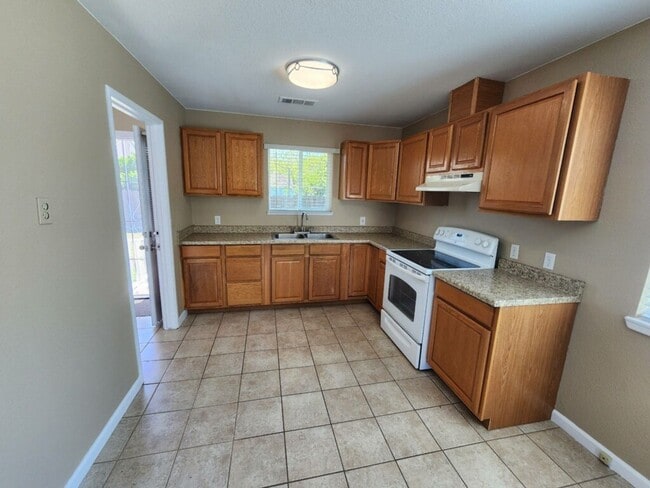 Building Photo - Cozy 2 bedroom duplex with a spacious yard...