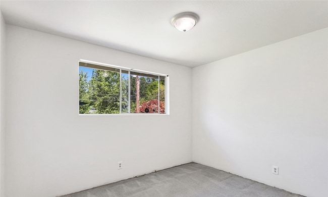 Building Photo - Spacious 4 Bedroom, 2 Bathroom Home