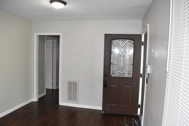 Building Photo - 3 Bed/2 Bath Home in East Nashville, Fenced Yard, Hardwood Floors, Minutes to Shelby Bottoms