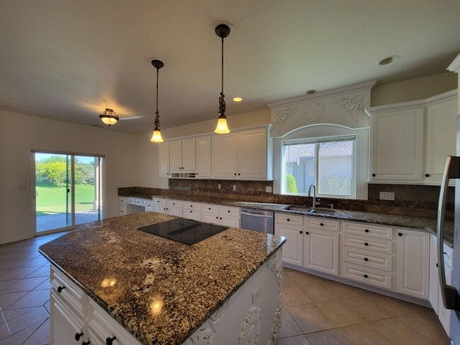 Building Photo - 1200 W Canyon Lakes Dr