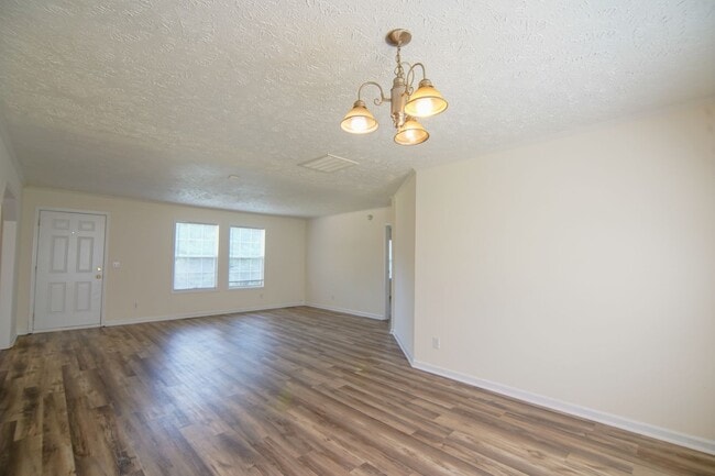 Building Photo - Private home on large lot!