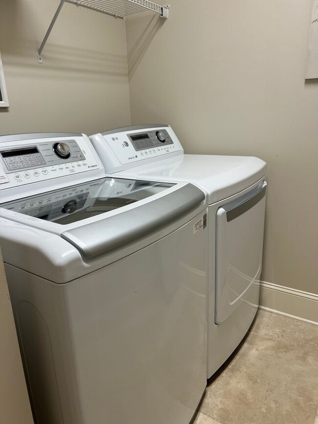 Building Photo - Walk to the Beach from this Furnished and Renovated Condo!