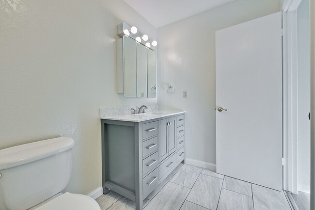 Building Photo - Lovely and Spacious 2BR 2.5BA Condo in Gre...