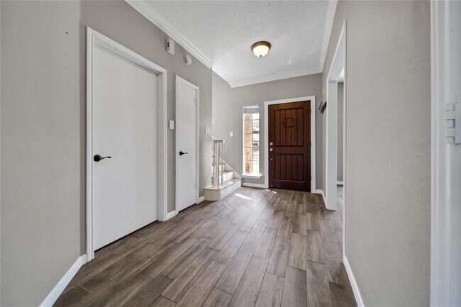 Building Photo - 23111 Red River Dr