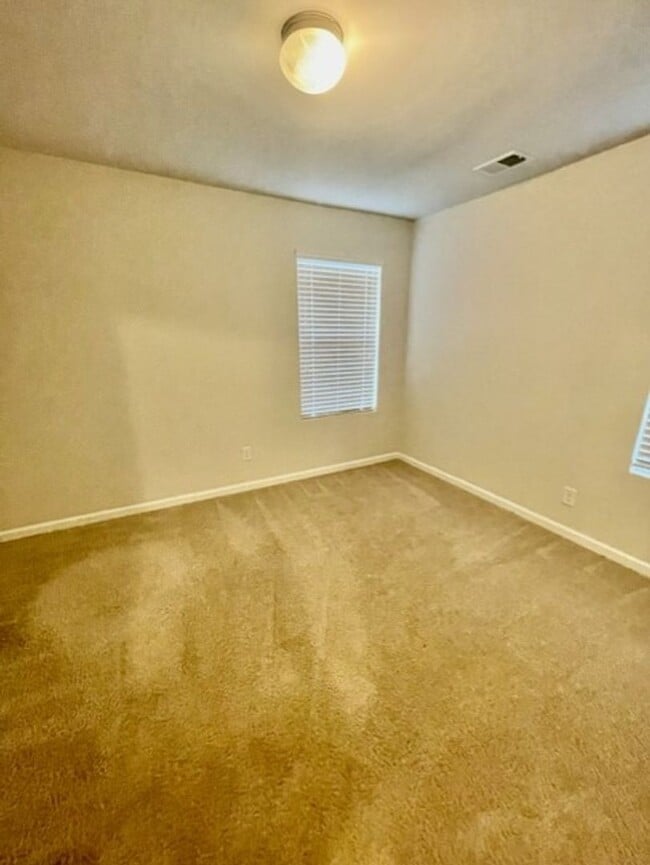 Building Photo - Luxurious 2 story 3 bedroom 2.5 bath Townhome | Located Off Airport Rd in Salisbury