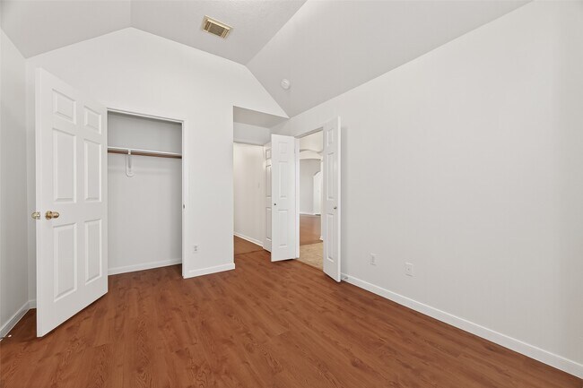 Building Photo - 2015 Waverly Glend Dr