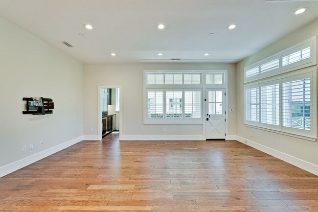 Building Photo - Modern Living in the Heart of Downtown Cam...