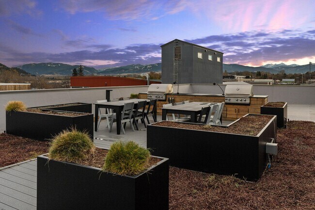 Building Photo - 221 E Oak St