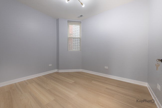 Building Photo - 2821 S Emerald Ave