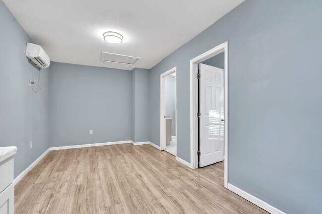 Building Photo - 1BR/1BA Triplex apartment home, move-in ready near downtown Spartanburg.... $750/mo**