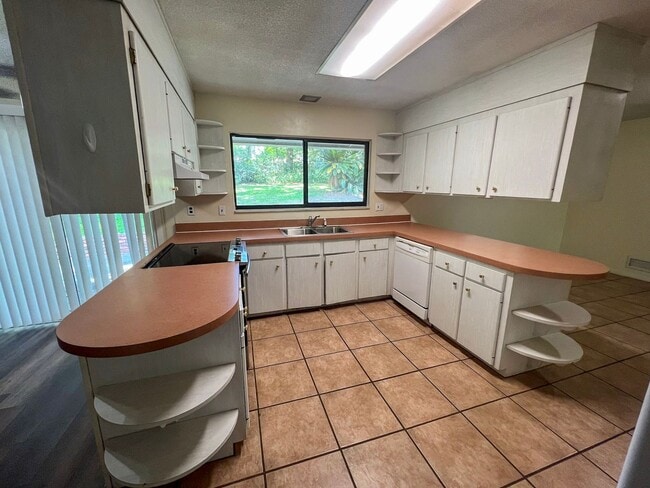 Building Photo - Pet Friendly 4BR/3BA Bedroom House - Available Mid-June!