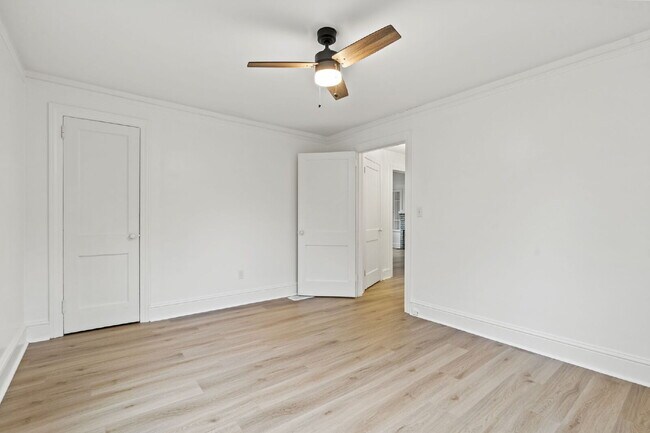 Building Photo - Nicely maintained 3 Bed, 1 Bath Single-Level Home with Bonus Sunroom