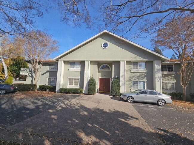 Building Photo - CLASSY CONDO - Spacious 1 Bed/1 Bath in Luxurious Setting - MENLO PARK