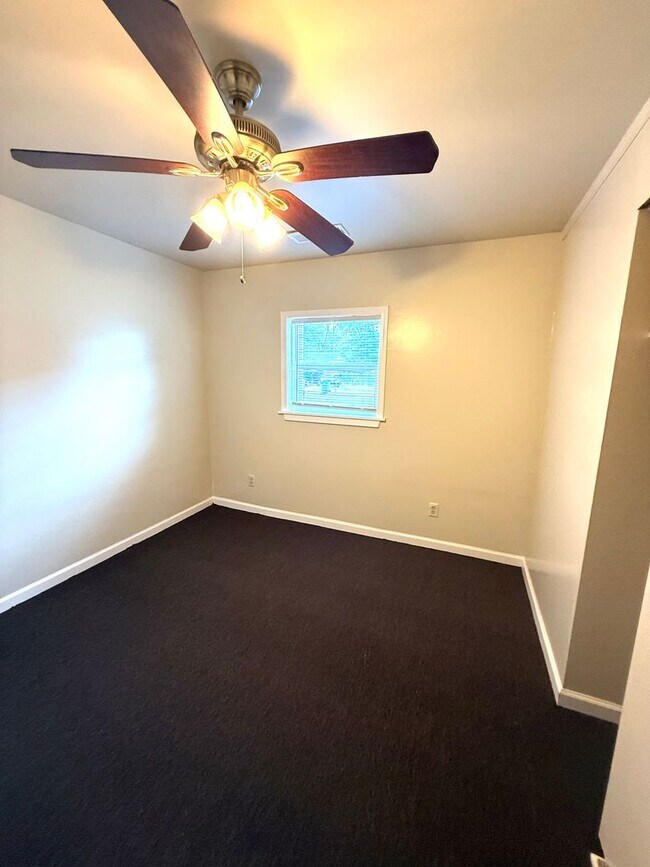 Building Photo - ** 3 Bed 1 Bath located in Chisholm ** Cal...