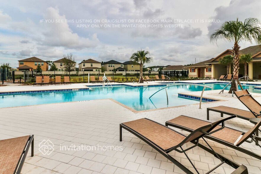 Building Photo - 2865 Coach Manors Way
