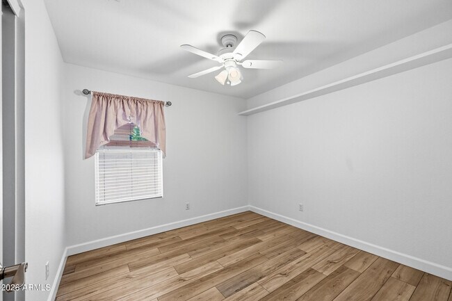 Building Photo - 1142 W Sparrow Dr