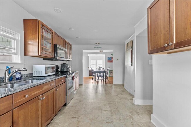 Building Photo - 38 Aquidneck Ave