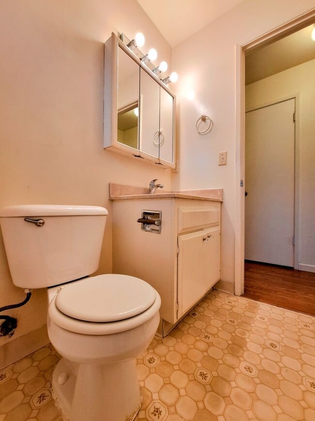 Building Photo - Charming 2bd Duplex With Private Yard & Garage