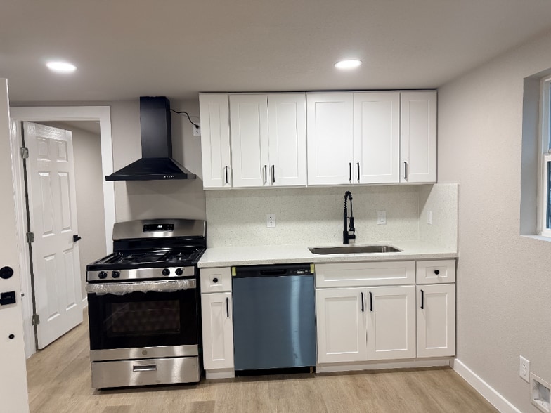 Building Photo - 5238 Pease St