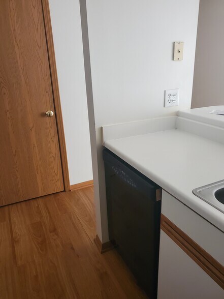 Kitchen - 551 Leah Ln