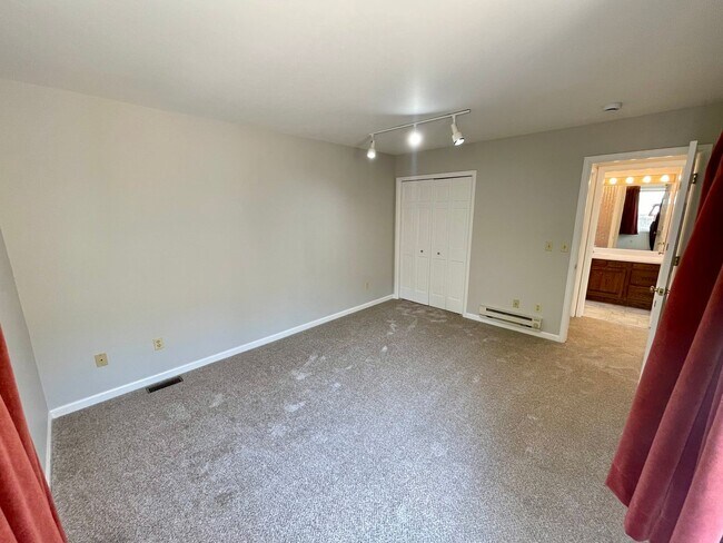 Building Photo - Beautifully Updated 3-Bed, 3-Bath Townhome...