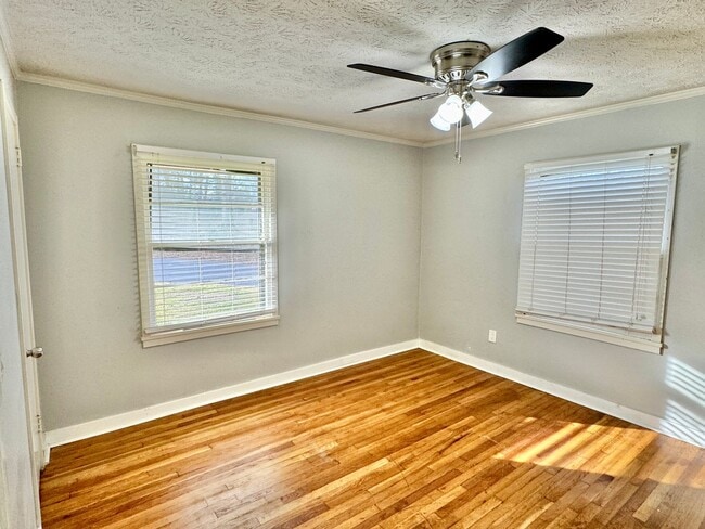 Building Photo - Inviting 3-Bedroom, 1.5-bath