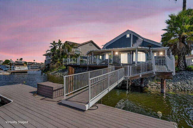 Building Photo - INCREDIBLE LOCATION... END OF CUL DE SAC WITH OVER 100 FEET ON WATER... MARVELOUS DOCK AND DECK W...