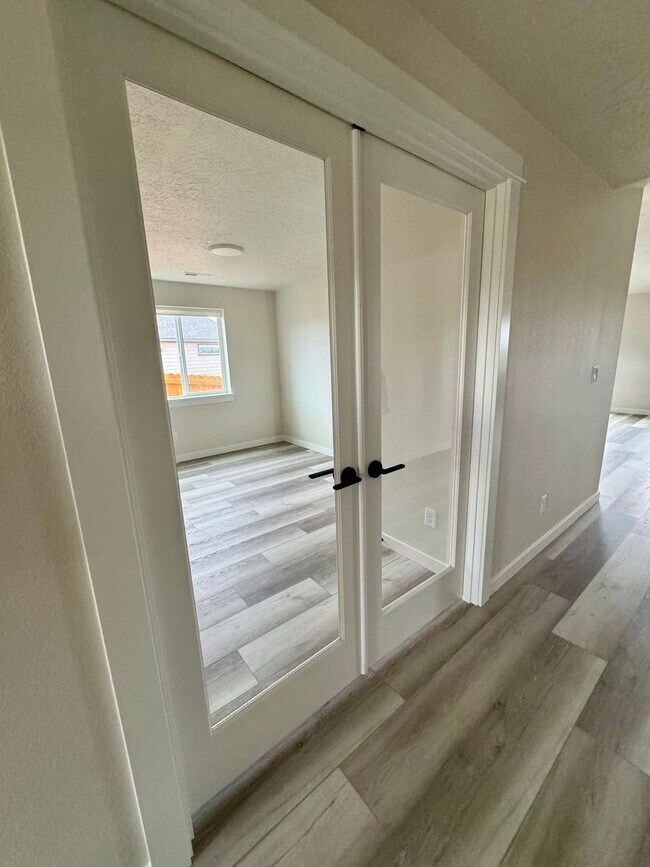 Building Photo - Brand new build with stunning Dry Canyon views!