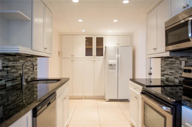 Building Photo - 1833 S Ocean Dr