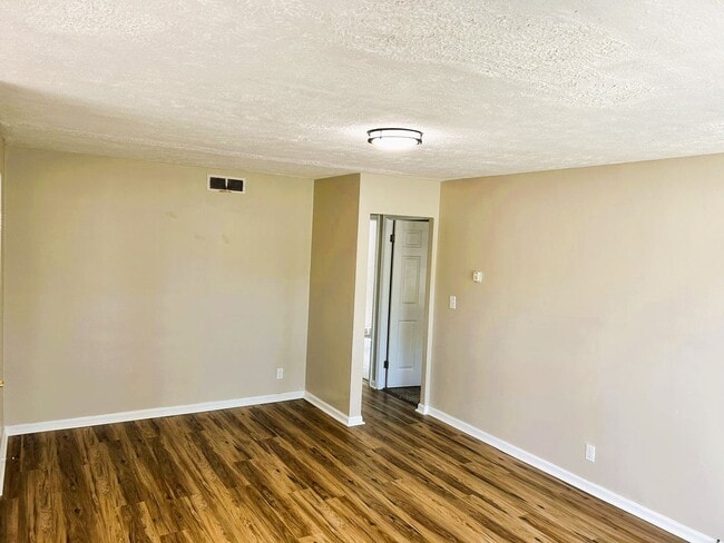 Building Photo - 2450 Greenvale Rd