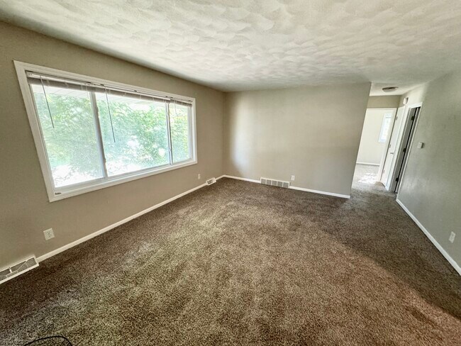 Building Photo - 509 W Valley Dr