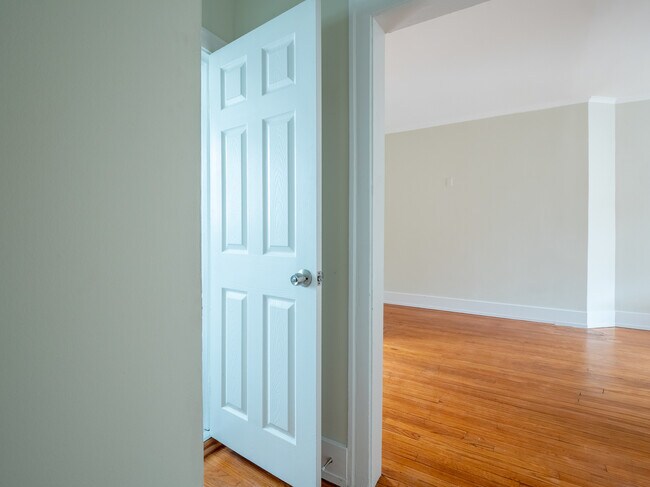 Building Photo - 7371 N Damen Ave