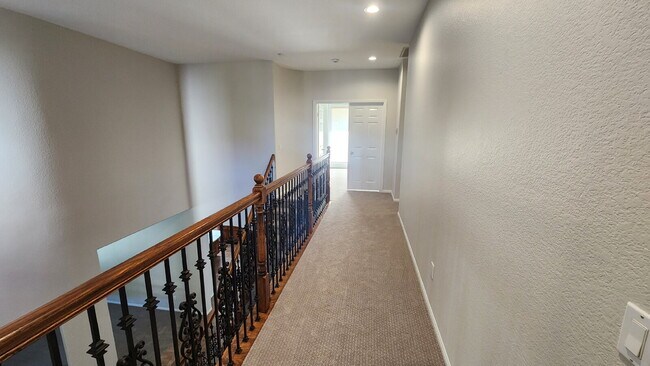 Building Photo - Gorgeous home on the Golf Course in a gated community.