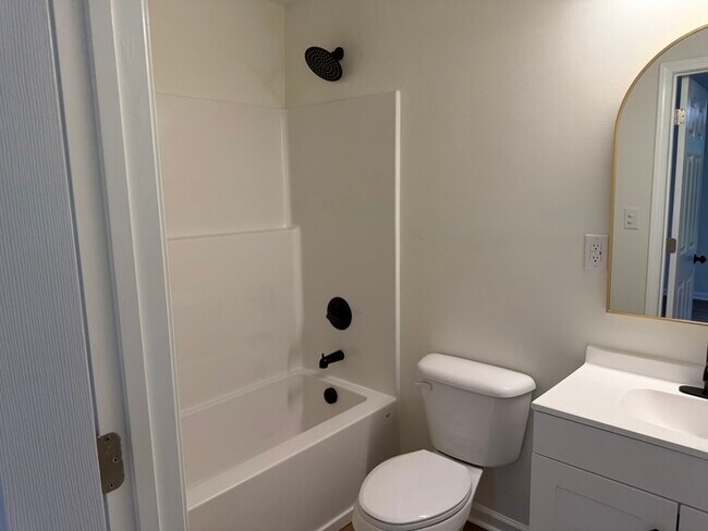 Building Photo - 3 Bed House
