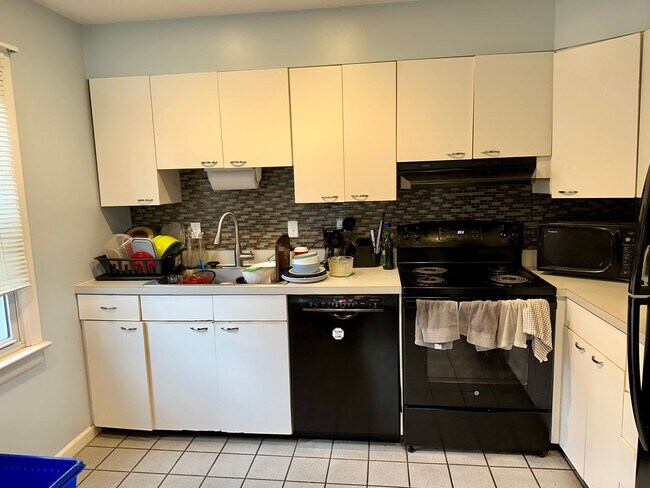 Building Photo - Spacious Corner Town Home With Large Yard