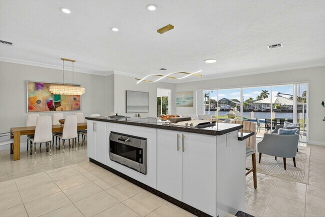 Building Photo - 513 S Riverside Dr