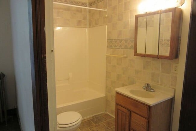 Building Photo - 2 Bedroom House with a Bonus Room